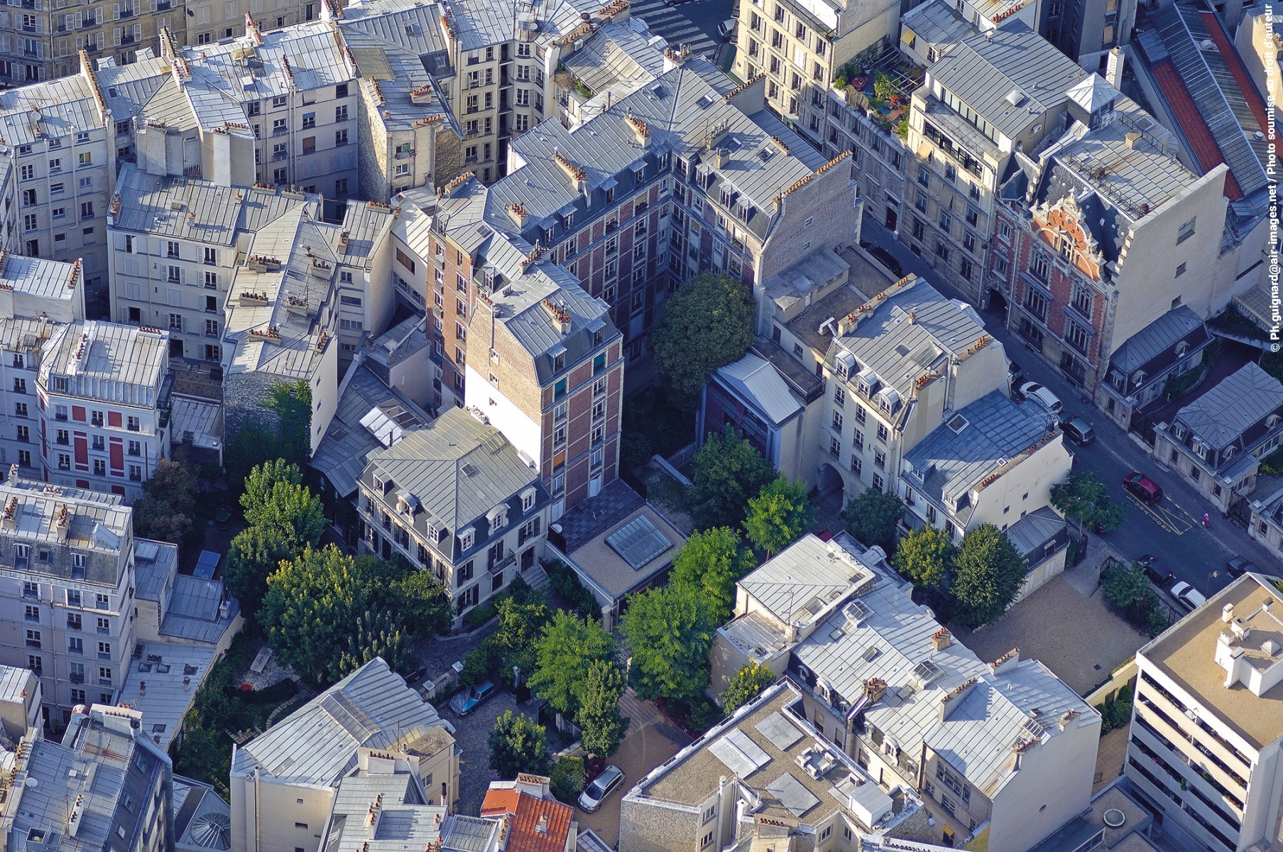 Vue sur des toits d'immeubles parisiens © Ph.guignard@air-images.net