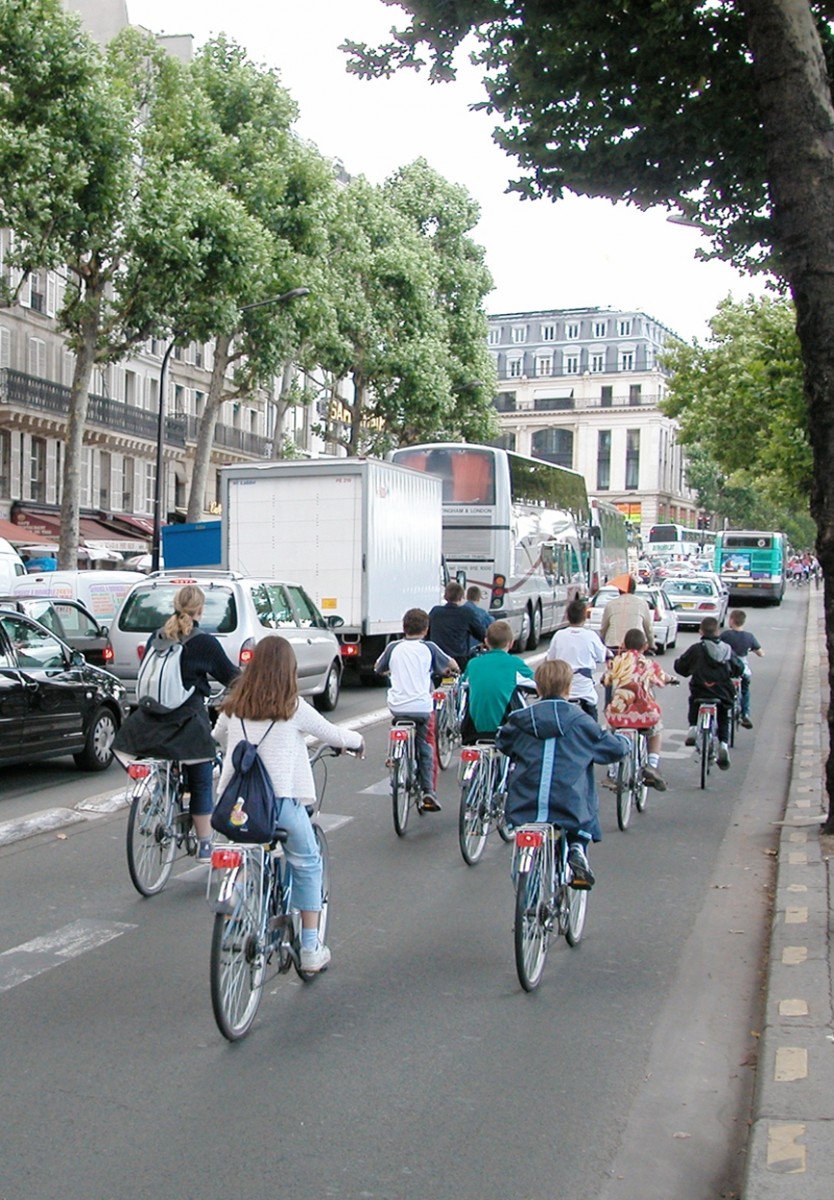 Quai du Louvre, voie bus avec un groupe de cyclistes © Apur