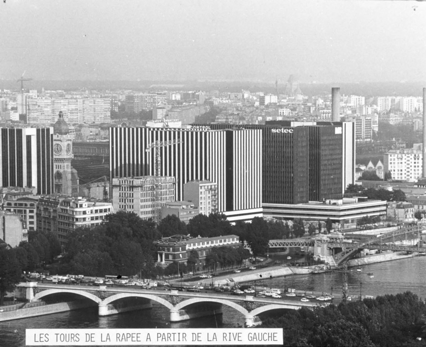 Exposition publique ZAC Gare de Lyon  et rue de Bercy - Les tours de la Rapée, vue depuis la rive gauche (1981) © Apur