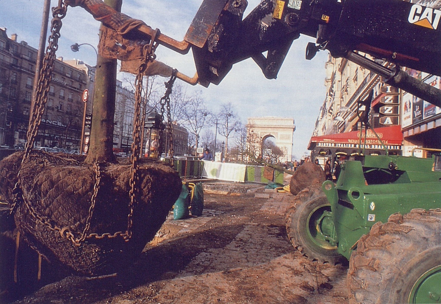 L'avenue des Champs-Elysées pendant les travaux de réhabilitation de 1999 © Mairie de Paris - Lefeuvre